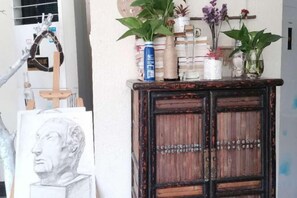 A wooden cabinet with decorative items and a sculpture. - Weifudun Holiday Apartment (Hailing Island Poly Silver Beach) (Yangjiang)
