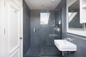 Shower, hair dryer, towels - An Airy Abode, by Veeve (London)