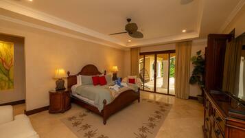 6 bedrooms, desk, iron/ironing board, travel crib