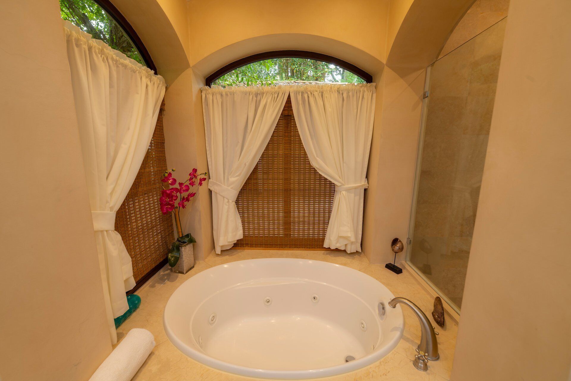 Douche, baignoire à jets, sèche-cheveux, serviettes fournies