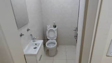 Comfort Room | Minibar, bed sheets