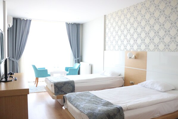 Habitación con 2 camas individuales, vista al mar | Espacio para trabajar con laptop y wifi gratis