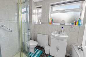 Shower, hair dryer, towels, soap - Desirable Homely Retreat (Macclesfield)