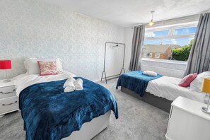 3 室のベッドルーム、アイロン / アイロン台、旅行用ベビーベッド、WiFi (無料)