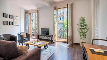 Leilighet – superior, balkong, byutsikt | Oppholdsområde | Flatskjerm-TV