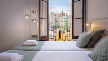 LÀgenhet Deluxe - utsikt mot staden | 2 sovrum, vÀrdeförvaringsskÄp pÄ rummet och strykjÀrn/strykbrÀda