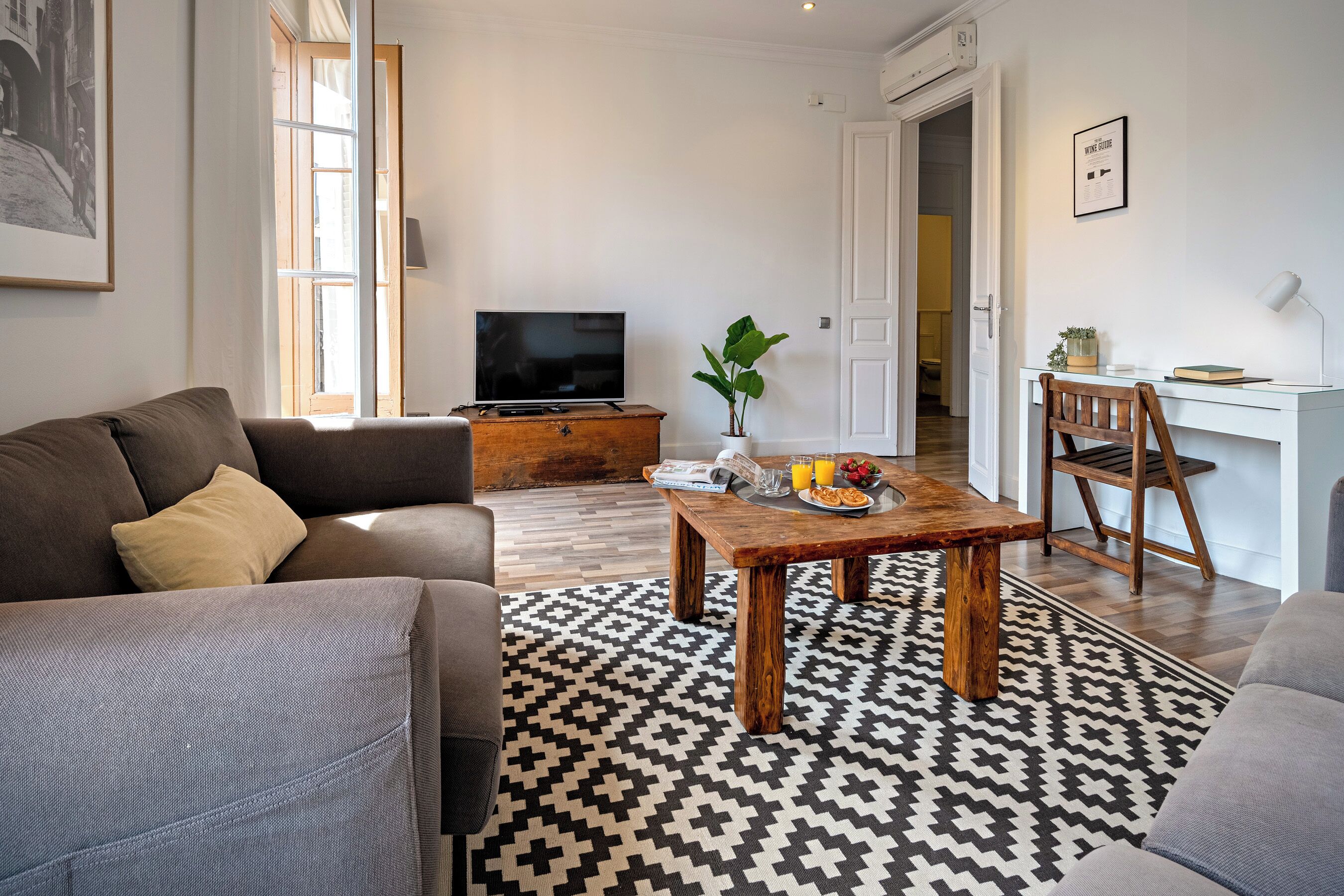 Classic Apartment, Balcony, City View | Living area