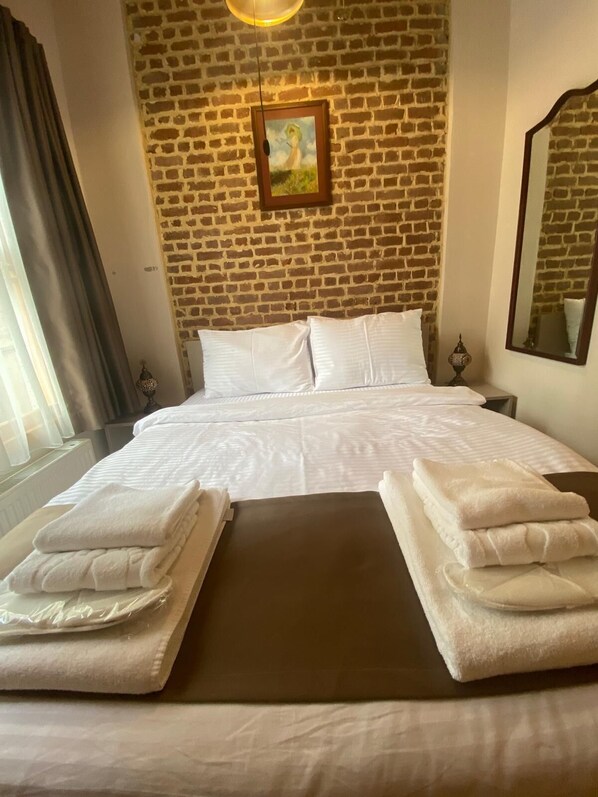 Grand Suite | Premium bedding, desk, laptop workspace, soundproofing - HanFlats Hotel (Istanbul)