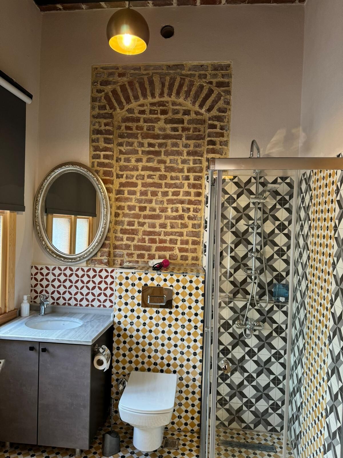 Habitación doble Deluxe | Baño | Regadera, secadora de cabello, pantuflas, toallas 