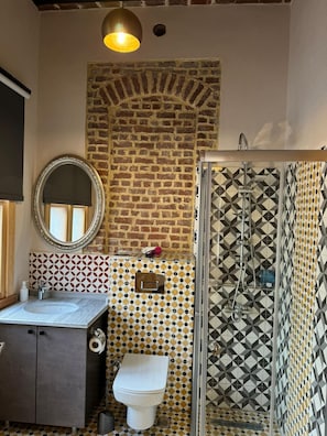 Ducha, secador de pelo, pantuflas, toallas