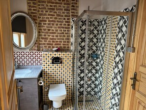 Chambre Deluxe double | Salle de bain | Douche, séchoir à cheveux, pantoufles, serviettes fournies