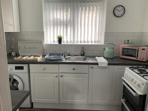 Apartamento | Cozinha privada | Geladeira, micro-ondas, fogão, cooktop