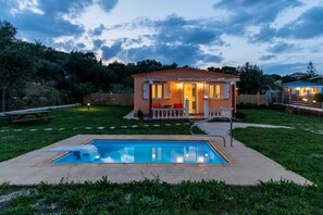 A house with a swimming pool, a covered patio, and a fenced yard. - Villa Eleftheria in Spartia (Kefalonia)
