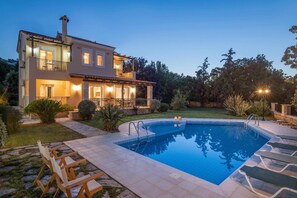 A two-story house with a swimming pool, outdoor seating, and a well-maintained garden. - Villa Daphni in Rethymno (Rethymno)