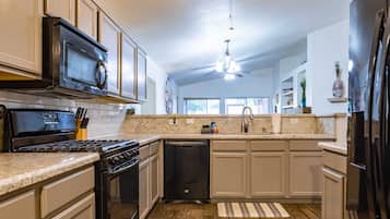 Een koelkast, een magnetron, een oven, een kookplaat