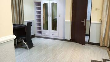 Comfort-Zimmer, Balkon, Stadtblick | Schreibtisch, laptopgeeigneter Arbeitsplatz, kostenloses WLAN