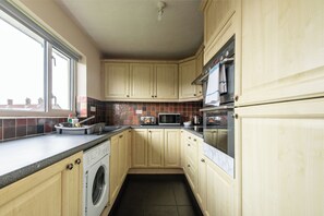 Apartment, 3 Bedrooms | Private kitchen | Fridge, microwave, oven, stovetop - Clamley Court (Liverpool)