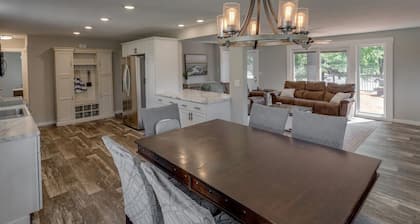 Hot Tub, Game Room, Kayaks, Pool Table, Disk Golf, Great Fishing!