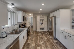 Réfrigérateur, four à micro-ondes, un four, surface de cuisson