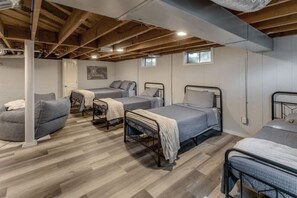 4 slaapkamers, een strijkplank/strijkijzer, gratis wifi, beddengoed