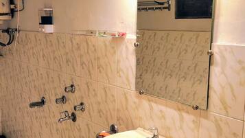 Douche, sĂšche-cheveux, bidet, serviettes fournies