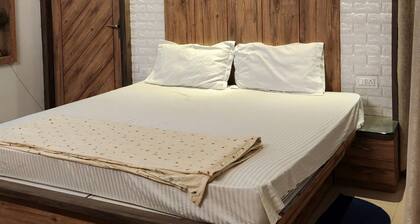 Charming bungalow in Gwalior with WiFi and AC .