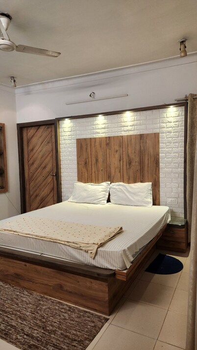 Charming bungalow in Gwalior with WiFi and AC . 