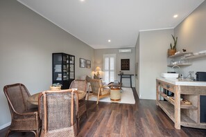 Suite Luxe, 1 chambre, vue jardin | Coin cuisine privé