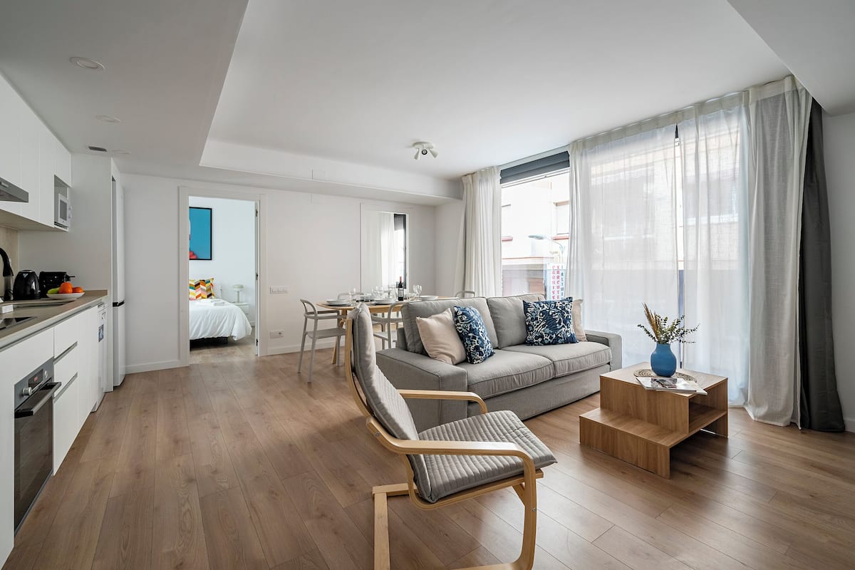 Un appartement moderne comprenant une cuisine, un coin repas et un salon.