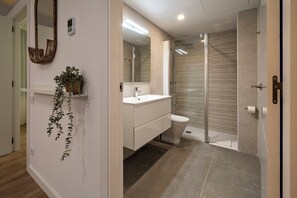 Douche, sèche-cheveux, serviettes fournies, savon