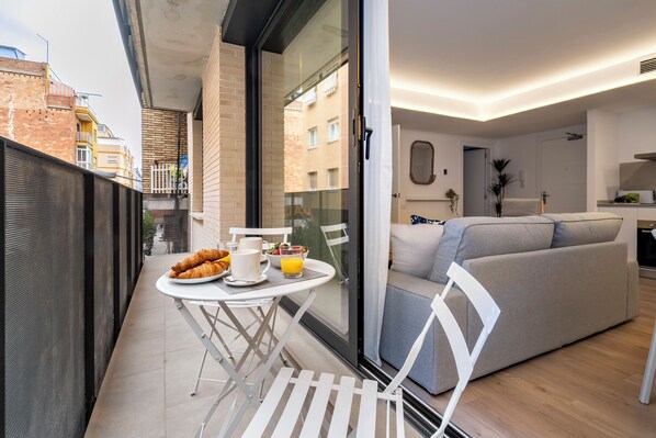 43-cm Smart TV with cable channels - Habitat Apartments Teatre (L'Hospitalet de Llobregat)