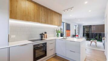 Coffee/tea maker, fridge, microwave, oven