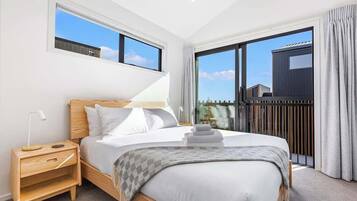 2 bedrooms, desk, iron/ironing board, WiFi