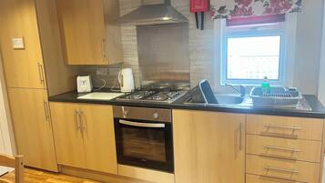 Réfrigérateur, micro-ondes, four, bouilloire électrique