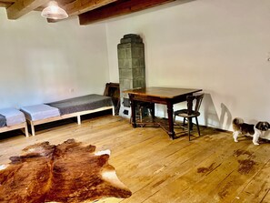2 bedrooms, iron/ironing board, bed sheets