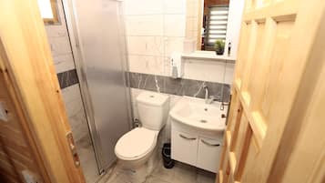 Comfort bungalow, uitzicht op bergen | Badkamer | Een douche, gratis toiletartikelen, een haardroger, pantoffels