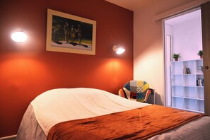 5 bedrooms, iron/ironing board, WiFi, bed sheets