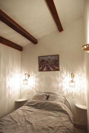 5 bedrooms, iron/ironing board, WiFi, bed sheets