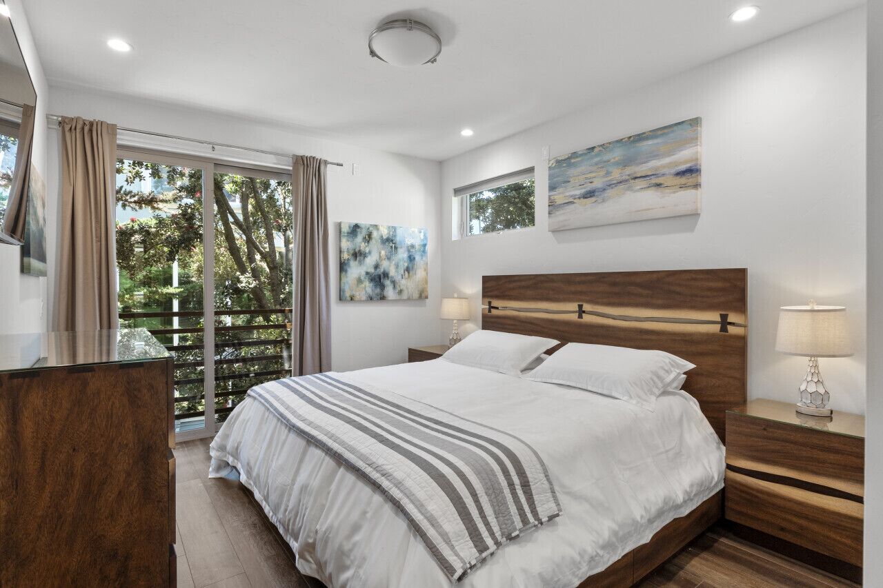 2 bedrooms, desk, iron/ironing board, travel crib