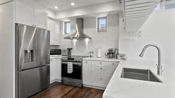 Geladeira, micro-ondas, fogão, cooktop