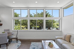 Smart TV - Miramar Oasis! Ocean View, Hot Tub, Steps2Beach, Roof Deck, Fire Pit, Coastal Trail (El Granada)