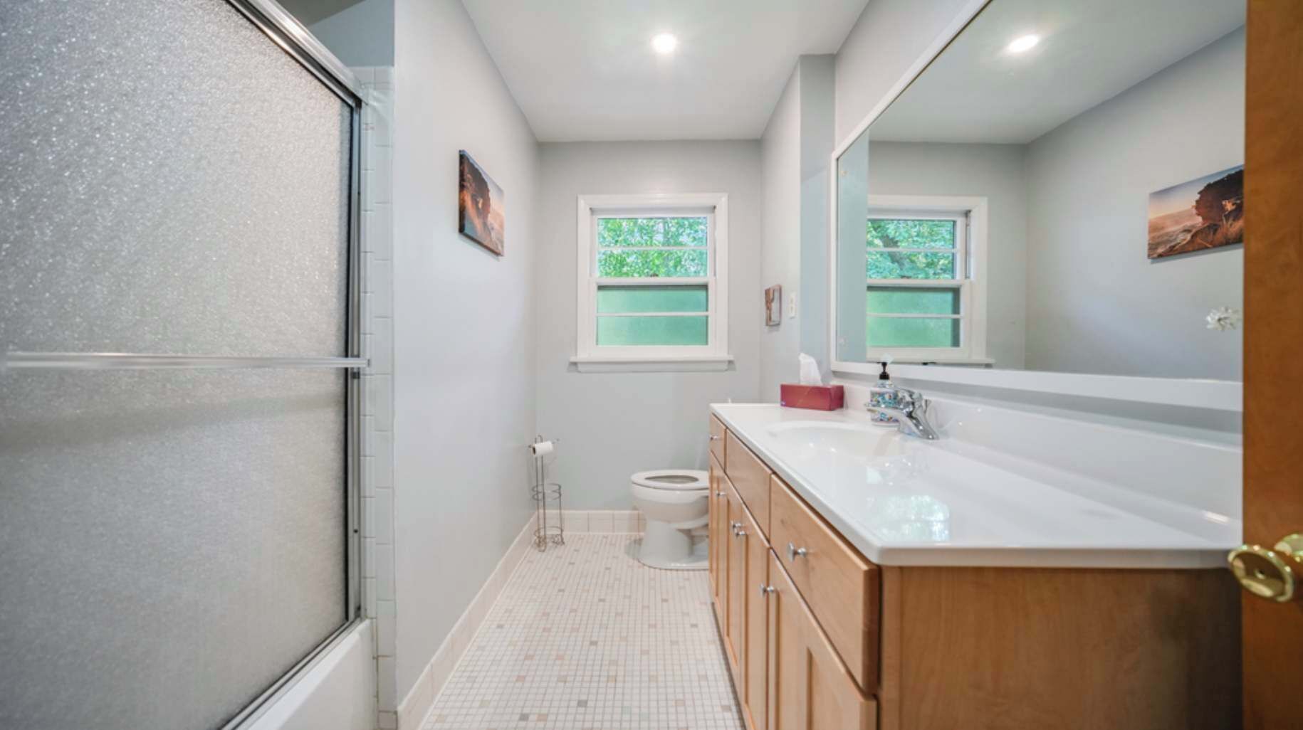 Un baño con ducha, inodoro y lavabo.