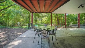 Outdoor dining - Relaxing 2 BR Louisville Home | Near Bourbon Trail (Louisville)