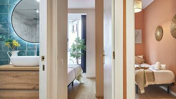 Familienapartment, Balkon | 3 Schlafzimmer, Bügeleisen/Bügelbrett, kostenloses WLAN