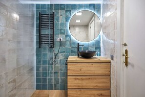 Family Apartment, Balcony | Bathroom | Shower, hair dryer, towels - BBarcelona Clot Apartments (Barcelona)