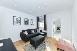 House, 4 Bedrooms | Living area - Claude House (Nottingham)