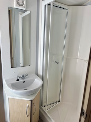 Shower, toilet paper - 3 bedroom self-catering holiday home near Glasgow city centre (Stepps)