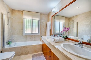 Shower, hair dryer, towels - 3068 Luxury Family Townhouse in Elviria, Marbella (Marbella)