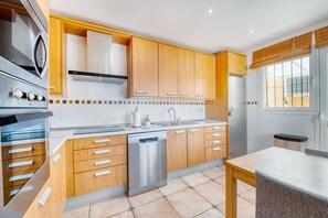 Kühlschrank, Mikrowelle, Ofen, Geschirrspüler