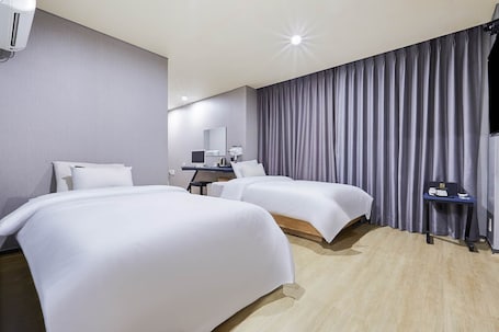 Premier Twin Room, City View | Desk, laptop workspace, free WiFi
